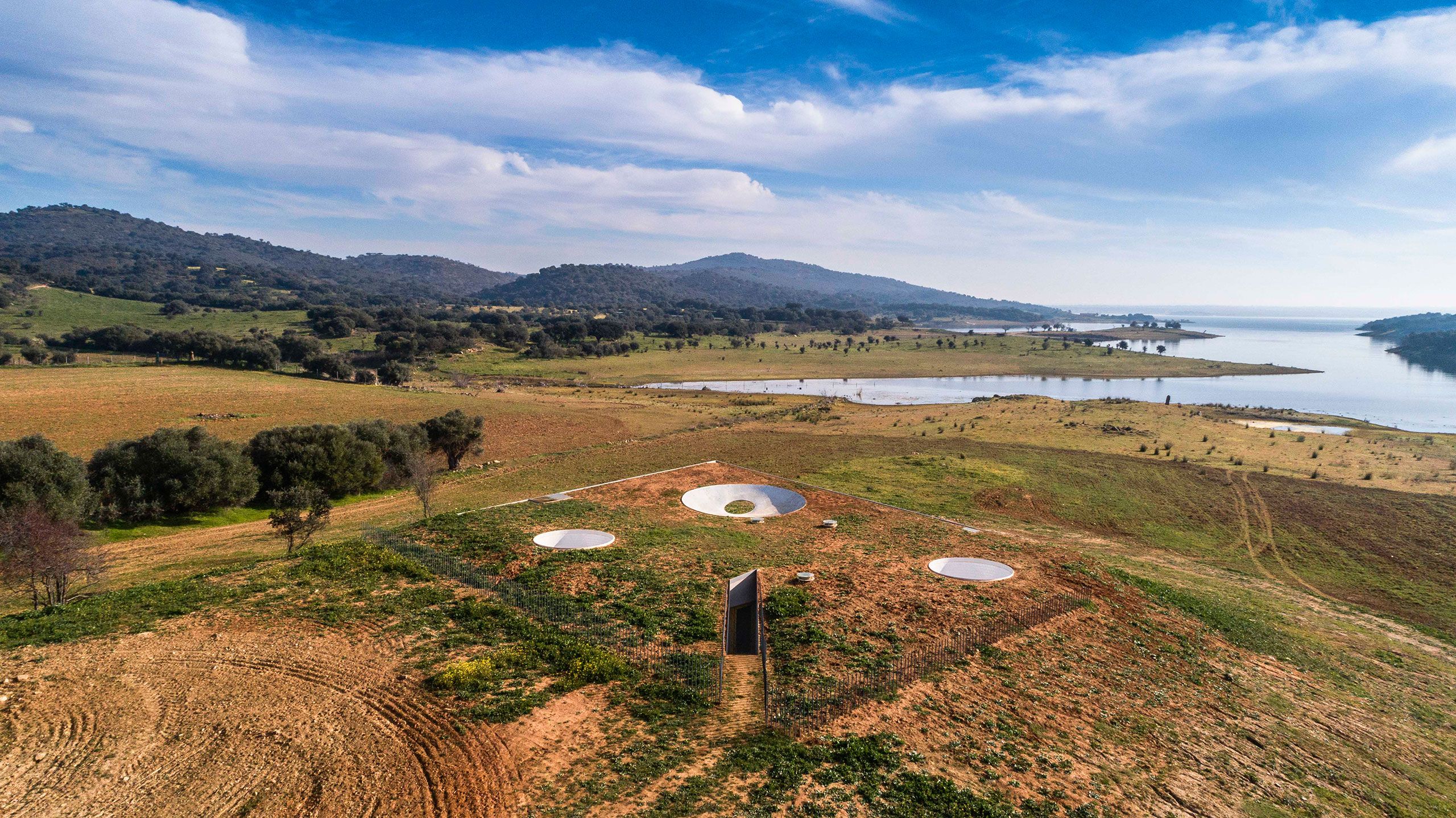 Vivienda unifamiliar integrada en el paisaje, estructura de hormigón